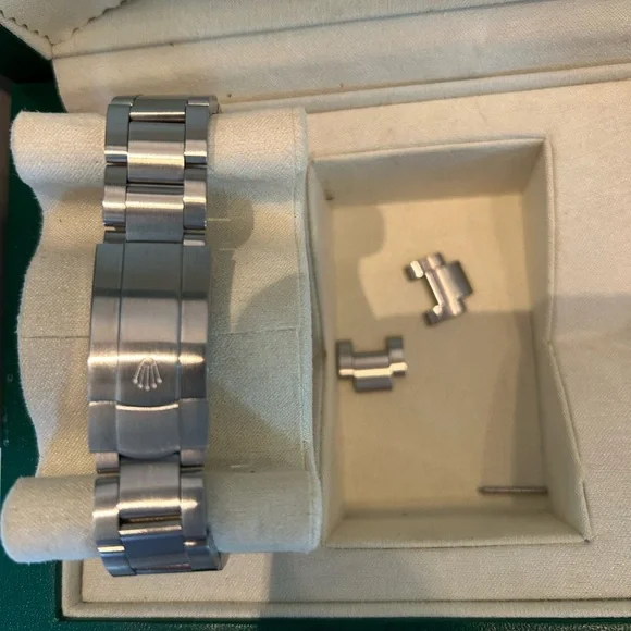 Stainless Steel Men's Watch - Black Dial- Quartz- New With Box - Picture 2 of 2